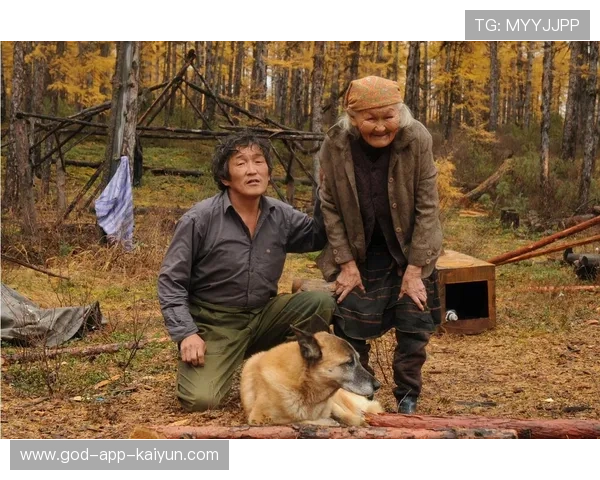 球员进球后从短裤里掏出鄂伦春族的桦皮船,划着船在草地上庆祝 球员进球后从短裤里掏出鄂伦春族的桦皮船,划着船在草地上庆祝